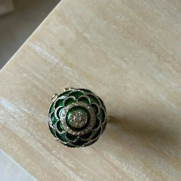 Stunning Emerald Color Russian Egg Watch With Stand - Picture 3 of 5